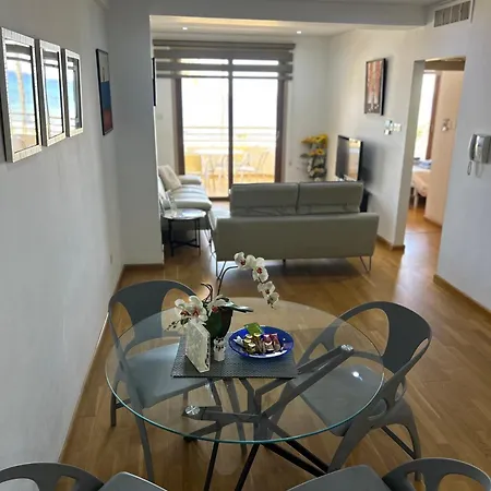 Ithaki Phinikoudes No. 201 * ラルナカ