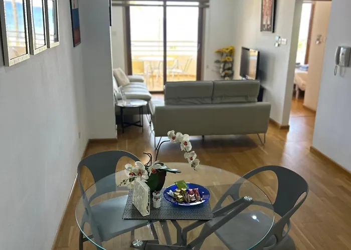 Ithaki Phinikoudes No. 201 * ラルナカ